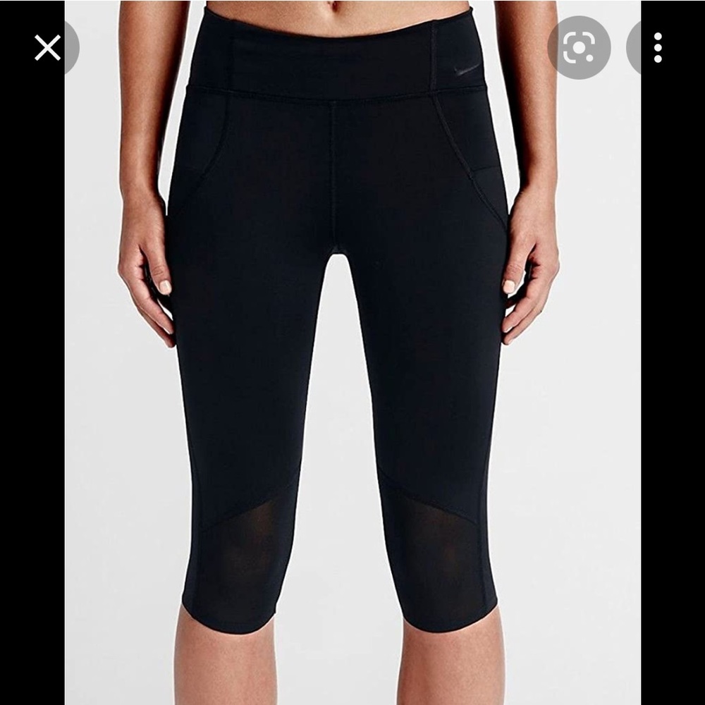 Nike Motion Training capris. Very flattering. Very gently used. Mesh detail.